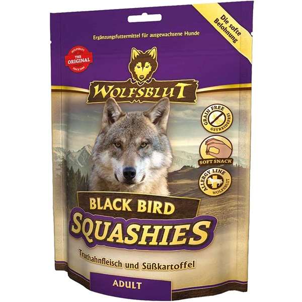 Verpackung mit Hundesnacks, illustriert mit einem Wolfskopf und Naturhintergrund. Die Tüte ist überwiegend schwarz mit gelben und roten Akzenten.