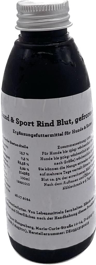 Eine schwarze Kunststoffflasche mit silbernem Schraubverschluss. Unten trägt sie ein weißes Etikett mit Text und der Aufschrift „Hund & Sport Rind Blut, gefroren“.