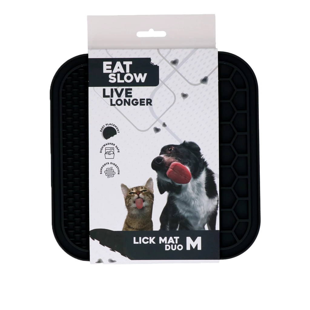 Graue Schleckmatte ‚Eat Slow Live Longer‘ für Hunde und Katzen, mit Tierabbildungen auf der Verpackung und Hinweisen zu Zahnpflege und stressreduzierender Wirkung.