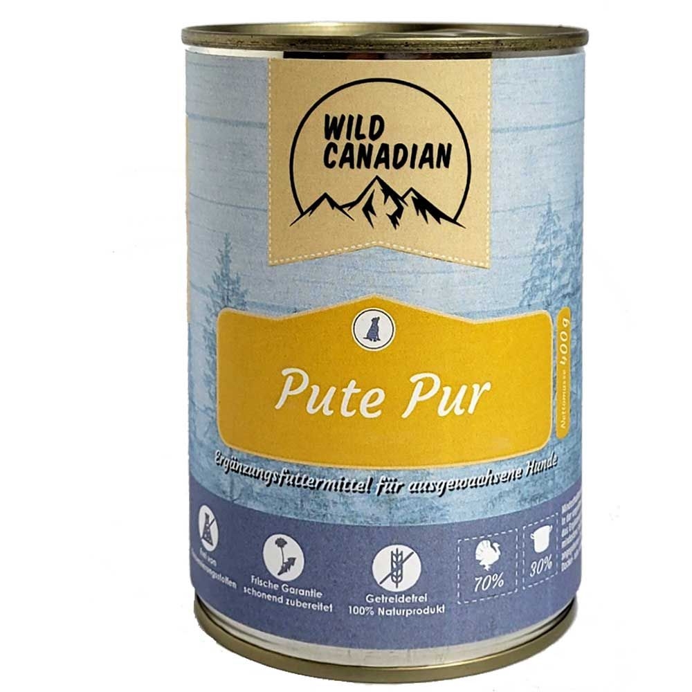 Eine Futterdose mit gelbem Etikett und der Aufschrift „Pute Pur“. Der Hintergrund zeigt eine blaue Winterlandschaft, unten befindet sich eine dunkelblaue Fläche mit Symbolen und Produktangaben.