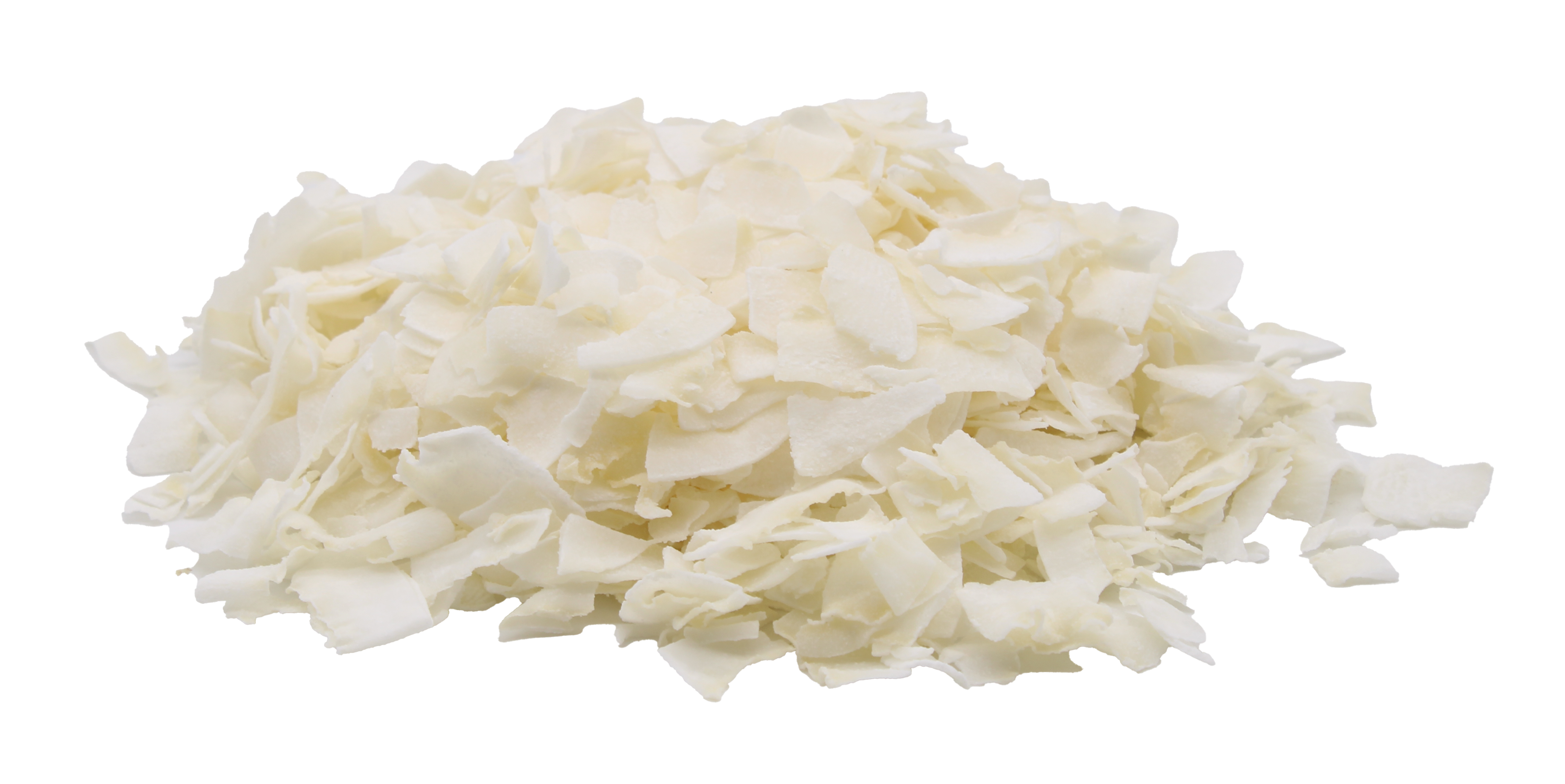 Ein Haufen cremeweißer, dünner Kokoschips mit unregelmäßiger, leicht gebogener Form und matter Oberfläche, locker auf einem hellen Untergrund liegend.