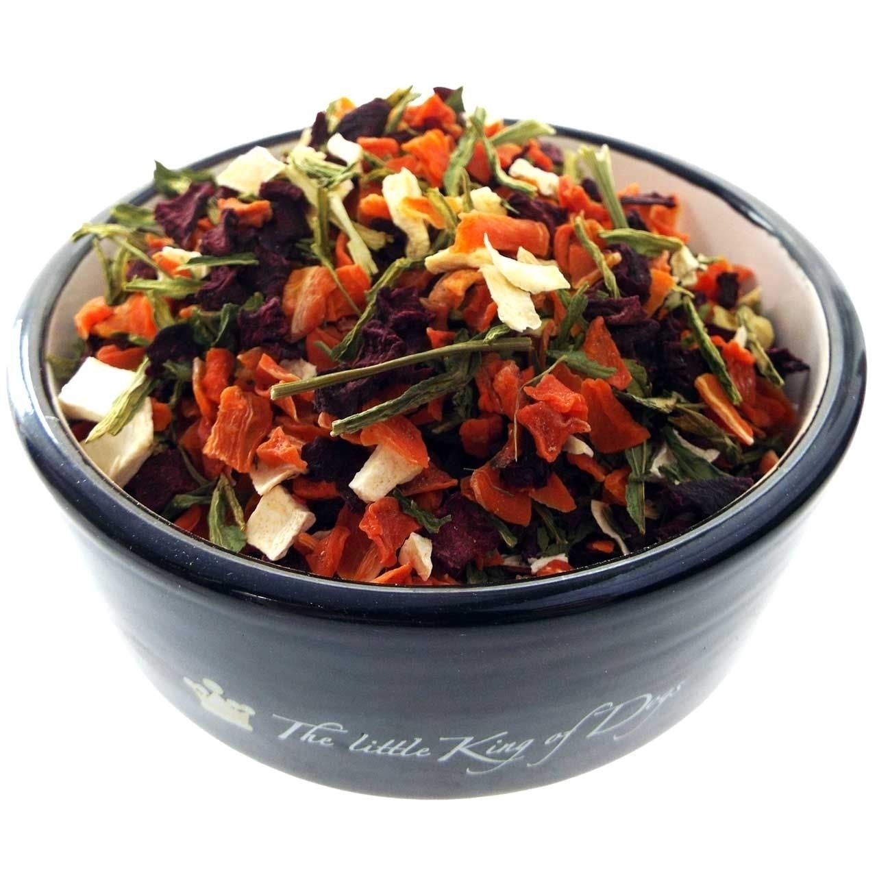 Wintergemüsemischung 1 kg Eine bunte Gemüsemischung mit orangefarbenen, weißen, grünen und violetten Stücken in Flocken- und Streifenform in einer schwarzen Schale mit weißem Innenrand.