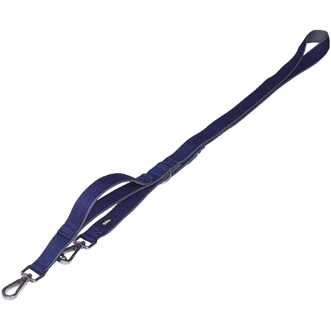 Blaue, verstellbare Hundeleine mit zwei Metallschnapphaken und gepolstertem Griff, kleines schwarzes Etikett angenäht.