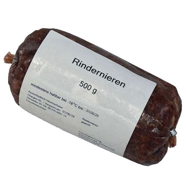 Rindernieren gewolft 500 g Eine Frostfleischrolle mit weißem Etikett und der Aufschrift „Rindernieren“. Verpackt in einem nicht essbaren Kunstdarm. Die Füllung ist fein gewolft und dunkelbraun.