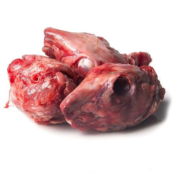 Drei rohe Kaninchenköpfe mit sichtbaren Knochen und Muskelfleisch. Die Köpfe sind rot bis rosafarben und zeigen eine leicht glänzende, feuchte Oberfläche.