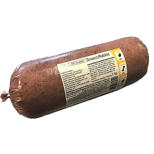 Eine Frostfleischrolle mit beigem Etikett und der Aufschrift „Insect/Rabbit“. Verpackt in einem nicht essbaren Kunstdarm. Die Füllung ist braun und wirkt fein zerkleinert.