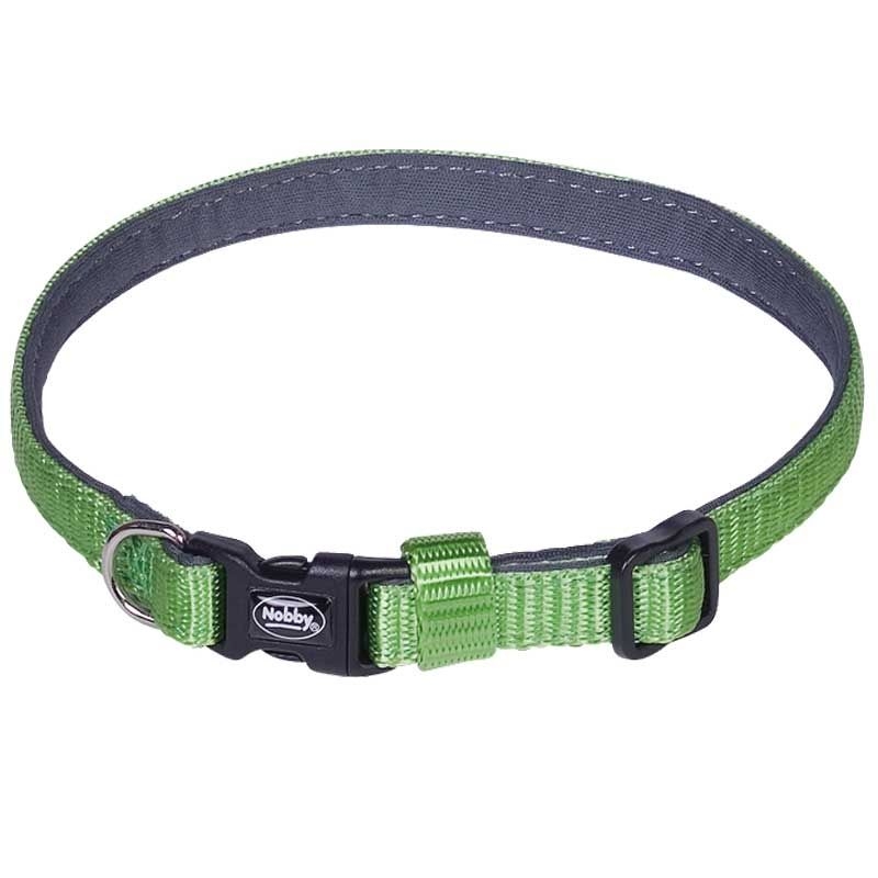 Grünes Hundehalsband mit schwarzer Kunststoffschnalle, verstellbarem Gurt, Metall-D-Ring und Markenaufdruck ‚Nobby‘ auf der Schnalle.