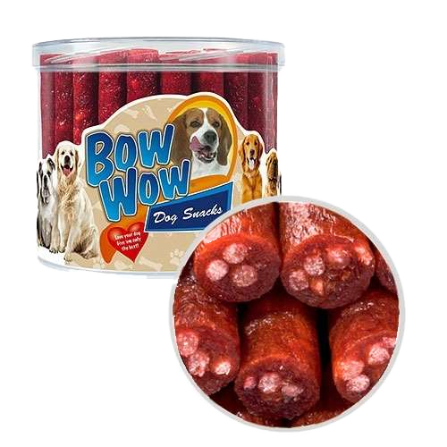 Ein transparenter Behälter mit „Bow Wow Dog Snacks“ zeigt rote, zylindrische Hundesnacks. Auf dem Etikett sind verschiedene Hunderassen abgebildet.