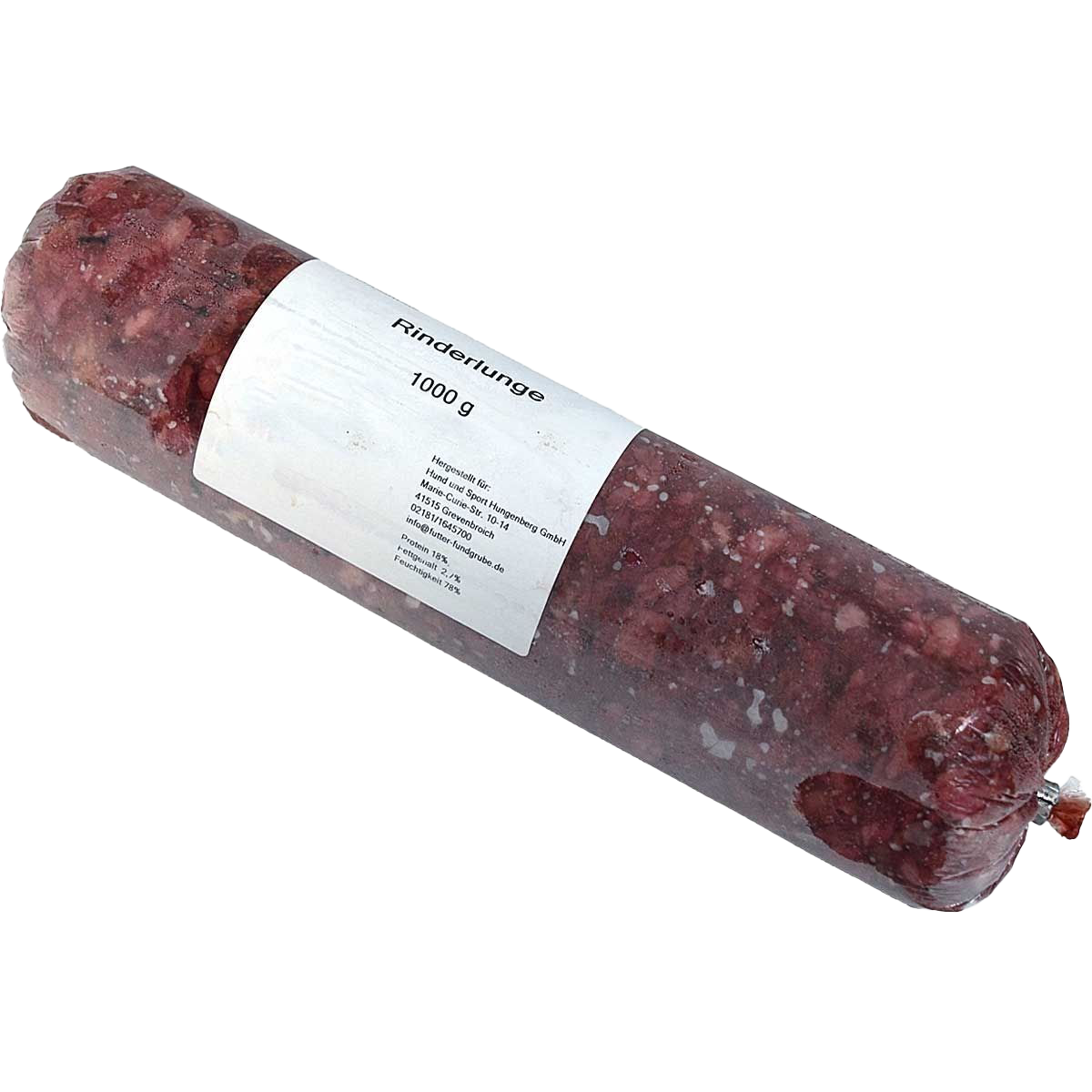 Eine Frostfleischrolle mit weißem Etikett und der Aufschrift „Rinderlunge“. Verpackt in einem nicht essbaren Kunstdarm. Der grob gewolfte Inhalt ist rotbraun mit hellen, unregelmäßigen Stückchen.