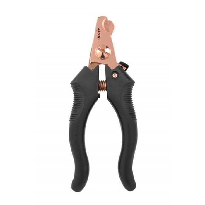 Schwarze Zangen mit strukturierten Griffen und kupferfarbenen Backen, Federmechanismus zwischen den Griffen hält sie geöffnet.