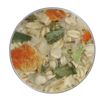 Eine helle Flockenmischung mit grünen, orangefarbenen und weißen Gemüseanteilen in unregelmäßiger Form, gleichmäßig verteilt in einer kreisrunden Ansicht.