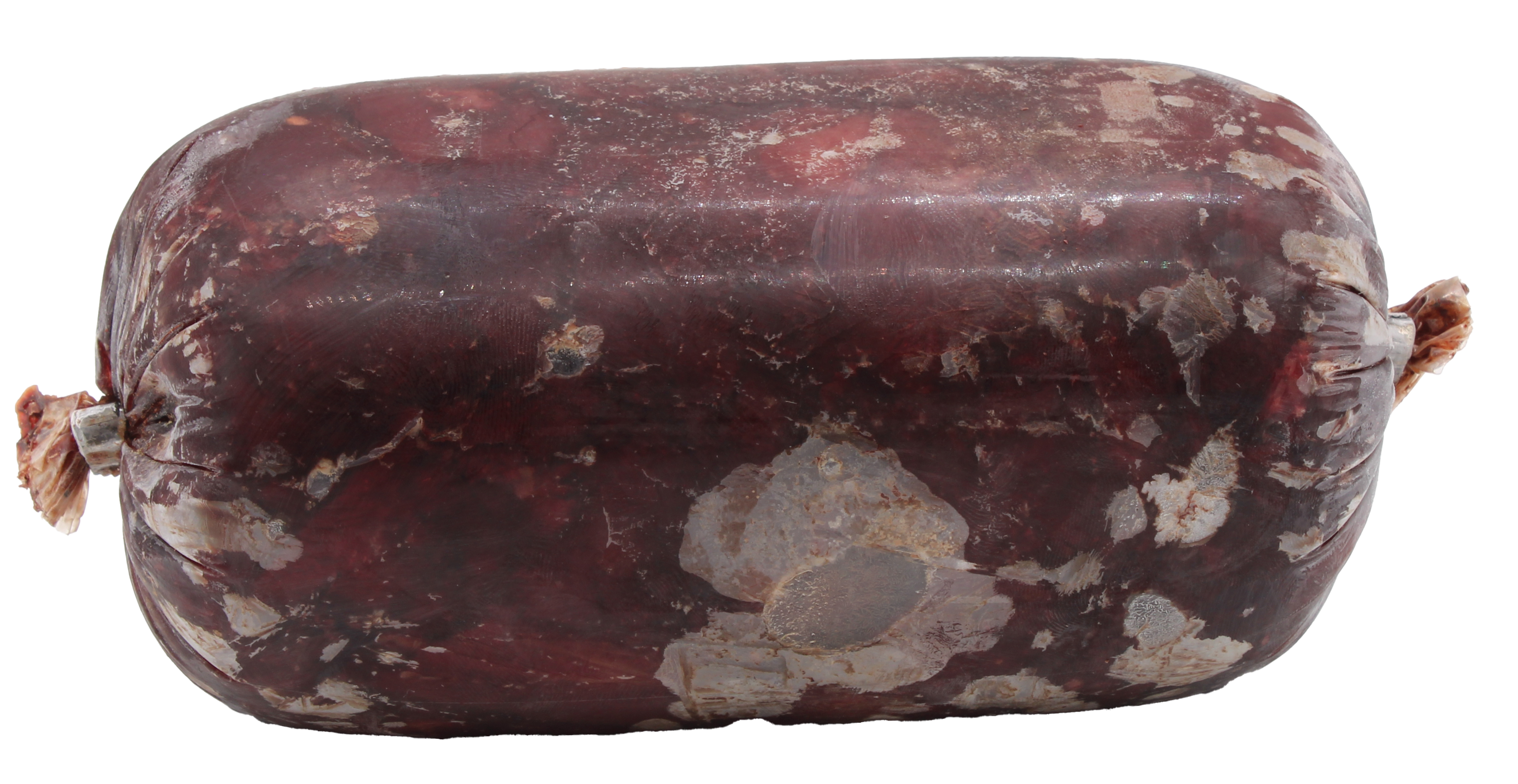 Eine Frostfleischrolle mit sehr dunklem, rötlich-braunem Inhalt und unregelmäßigen hellen Gefrierstellen. Oberfläche glatt und leicht glänzend. Verpackt in einem nicht essbaren Kunstdarm.