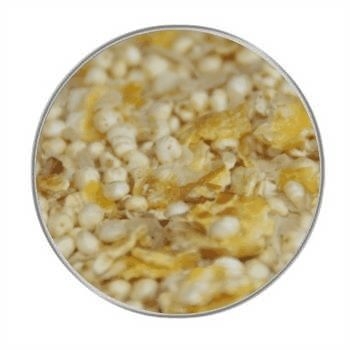 Getreidemix ohne Weizen 500 g Eine Mischung aus kleinen weißen Körnern und gelblich-beigen Flocken, grob strukturiert und in Nahaufnahme rund eingefasst dargestellt.