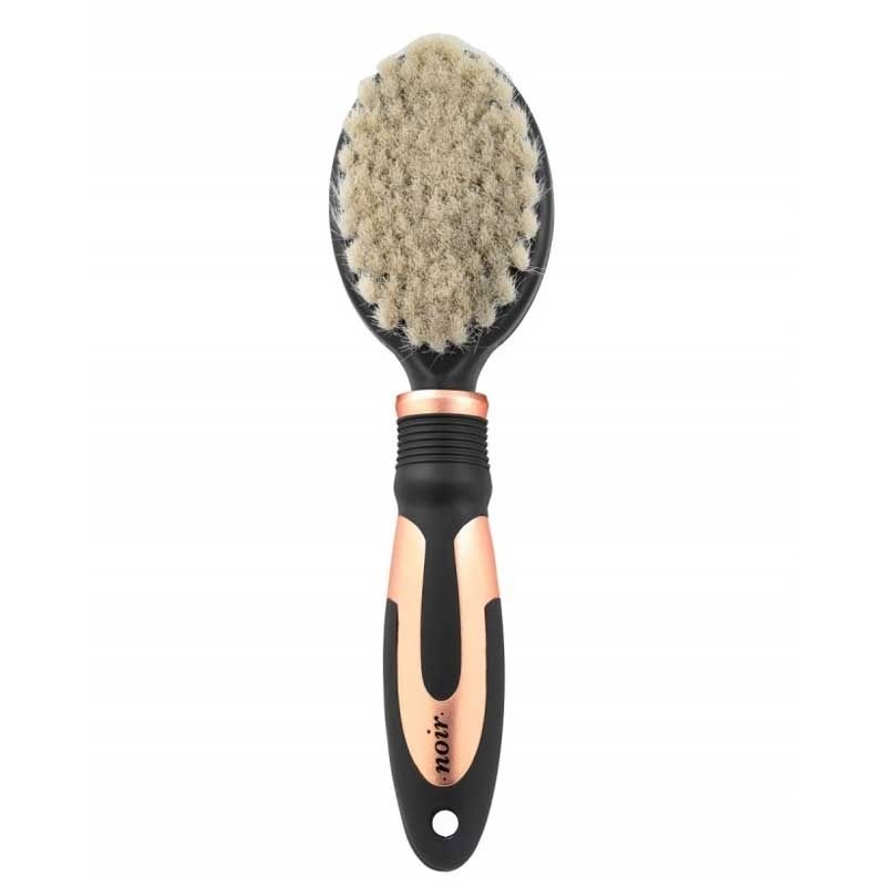 Haarbürste mit dicht gesetzten Naturborsten und schwarz-kupferfarbenem Griff. Der Griff hat eine Aufhängeöffnung und eine matte Oberfläche.