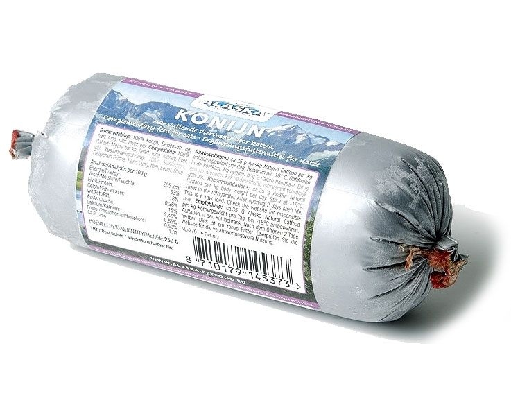 Eine kleine Frostfleischrolle mit violettem Etikett und der Aufschrift „Konijn“. Verpackt in einem grauen Kunstdarm. Die Füllung ist nicht sichtbar.