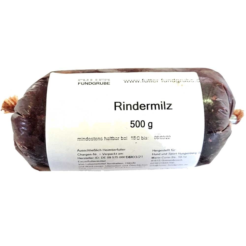 Rindermilz gewolft 500g Eine Frostfleischrolle mit weißem Etikett und der Aufschrift „Rindermilz“. Verpackt in einem nicht essbaren Kunstdarm. Die Füllung ist fein gewolft und tiefdunkelbraun.