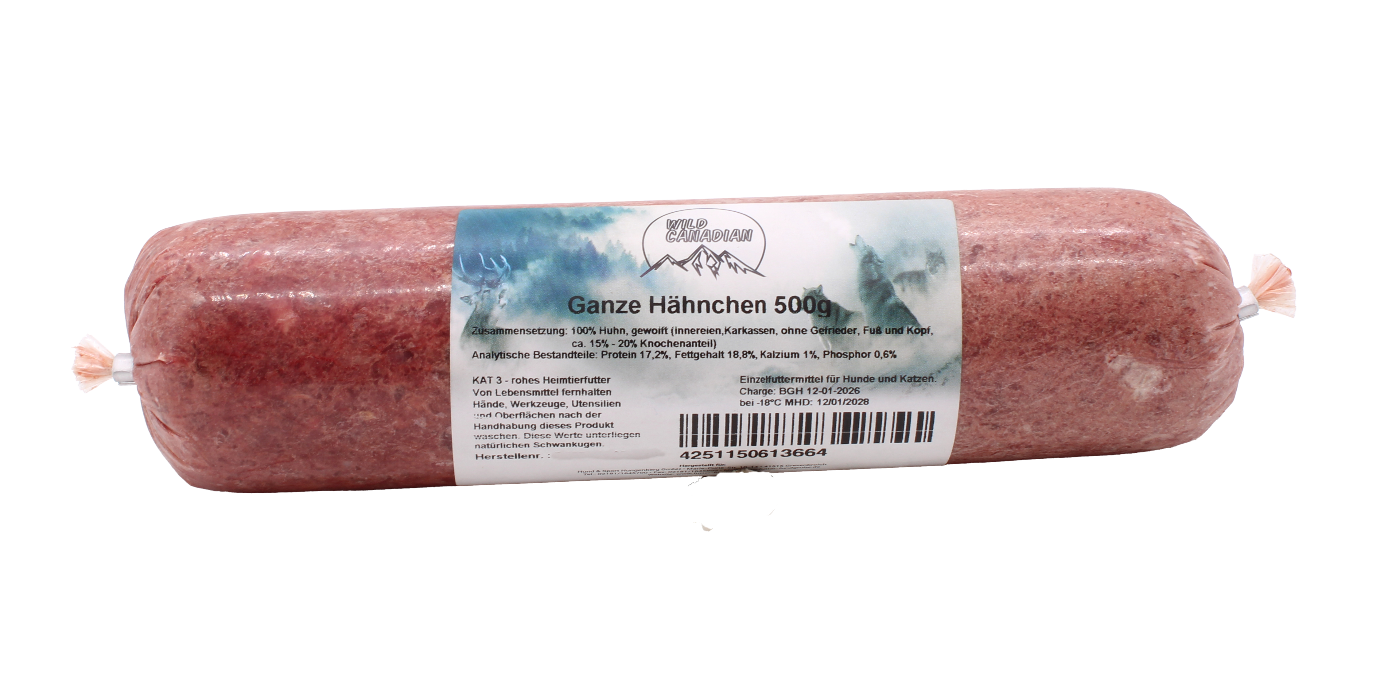 Eine Frostfleischrolle ohne Etikett, verpackt in einem durchsichtigen Kunstdarm. Die Füllung ist fein gewolft und zeigt eine gleichmäßig rosa bis hellrote Fleischmasse mit leicht marmorierter Struktur.