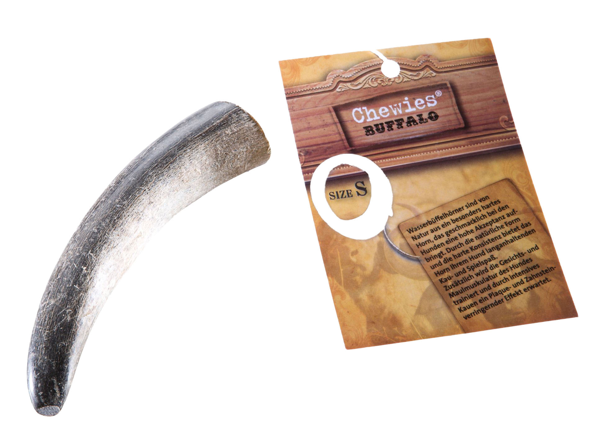 Dunkles, gebogenes Büffelhorn mit glatter Oberfläche und Etikett am schmalen Ende befestigt.