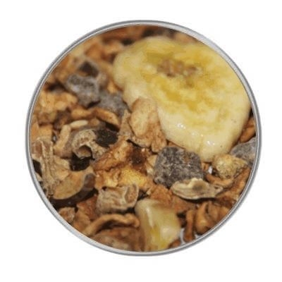 Früchte und Gemüsemischung 1kg Eine Früchte-Gemüsemischung mit getrockneten Bananenscheiben, dunklen Fruchtstückchen und hellbraunen Flocken in grober, unregelmäßiger Struktur.