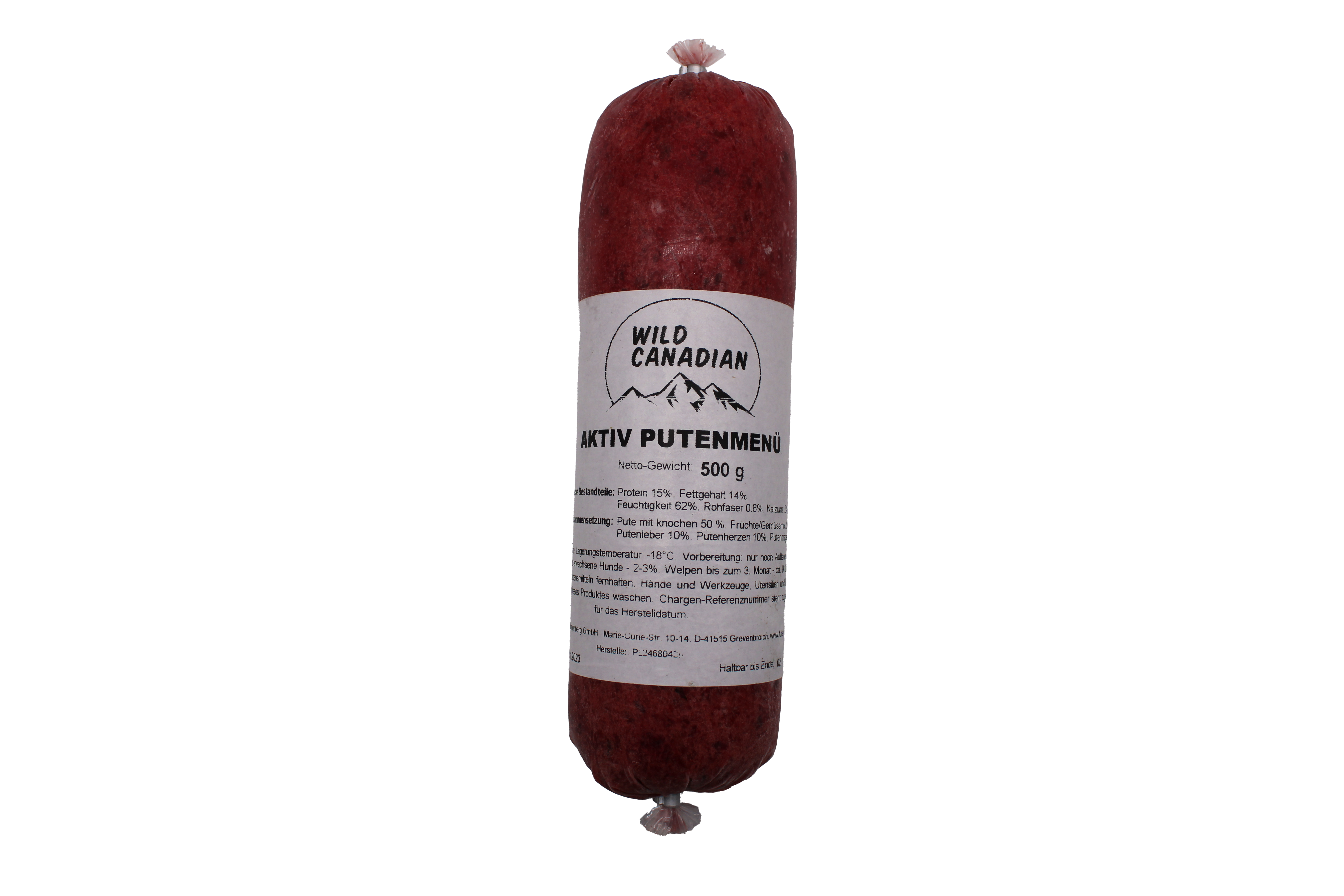 Eine Frostfleischrolle mit weißem Etikett und der Aufschrift „Aktiv Putenmenü“. Verpackt in einem nicht essbaren Kunstdarm. Die Füllung ist dunkelrot und fein gewolft.