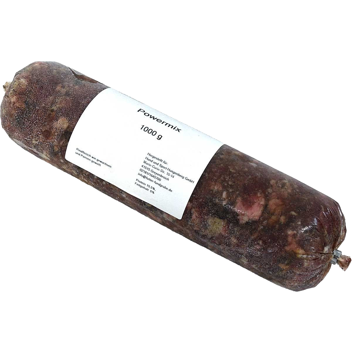 Eine Frostfleischrolle mit weißem Etikett und der Aufschrift „Powermix“. Verpackt in einem nicht essbaren Kunstdarm. Die Füllung ist grob gewolft und ungleichmäßig rotbraun.
