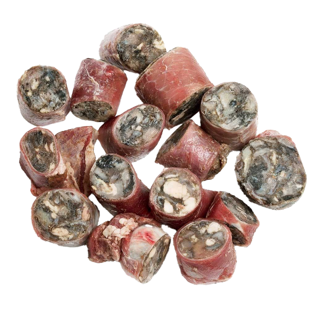 Gefrorene Stücke von Rinderspeiseröhre, jeweils gefüllt mit gewolftem grünem Pansen. Die Hülle ist rotbraun, die Schnittflächen zeigen grünlich-graue Strukturen.