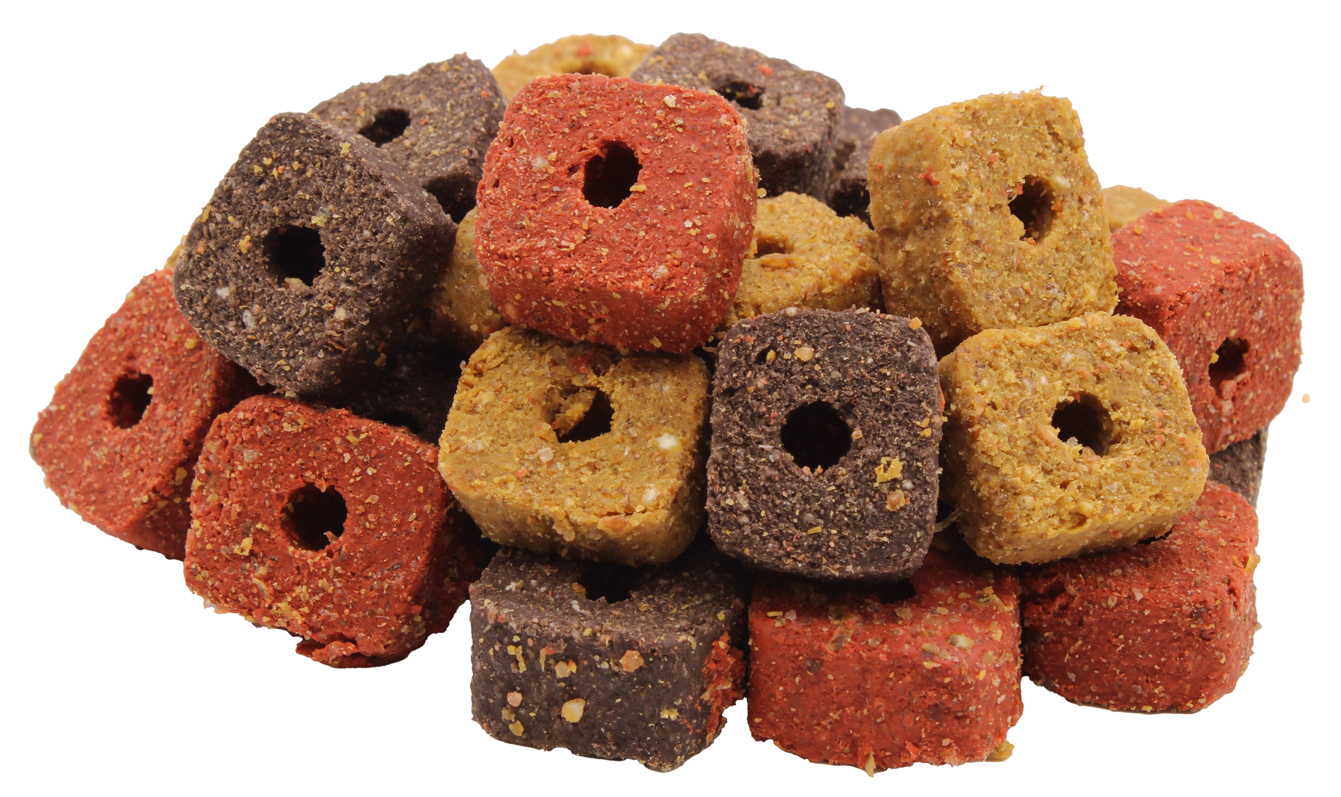 Würfelförmige Hunde-Leckerlis mit Loch in der Mitte in gemischten Farben: rot, gelb und dunkelbraun. Die Snacks wirken körnig und weich