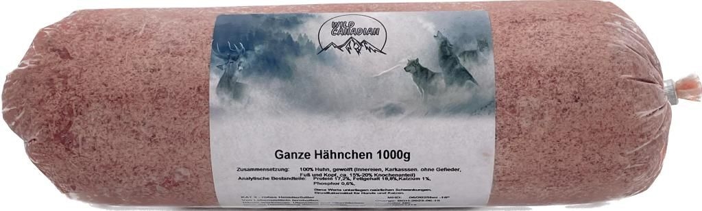Eine Frostfleischrolle mit Etikett und der Aufschrift „Ganze Hähnchen“. Verpackt in einem nicht essbaren Kunstdarm. Die Füllung ist hellrosa, sehr fein gewolft und gleichmäßig strukturiert.