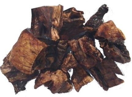  Mehrere unregelmäßig geformte Stücke getrockneter Rinderlunge in dunkelbraunen bis schwarzen Farbtönen mit poröser, teils blasiger Oberfläche.