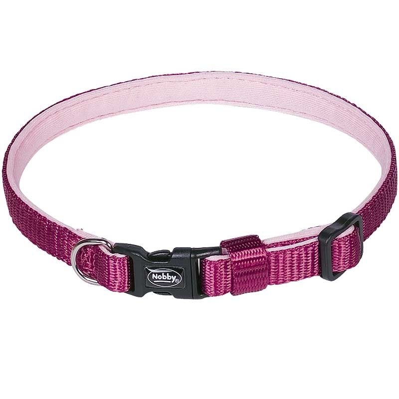 Himmbeerfarbenes Hundehalsband mit schwarzer Kunststoffschnalle, verstellbarem Gurt, Metall-D-Ring und Markenaufdruck ‚Nobby‘ auf der Schnalle.
