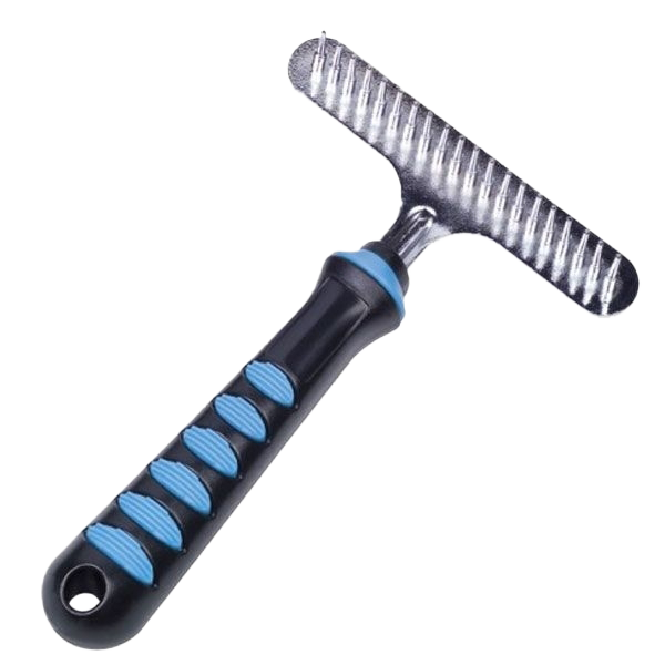 Grooming-Tool mit schwarzem Griff und blauen Gummieinsätzen, Metallkopf mit gleichmäßig angeordneten Zinken, ergonomische Form mit Aufhängeloch.