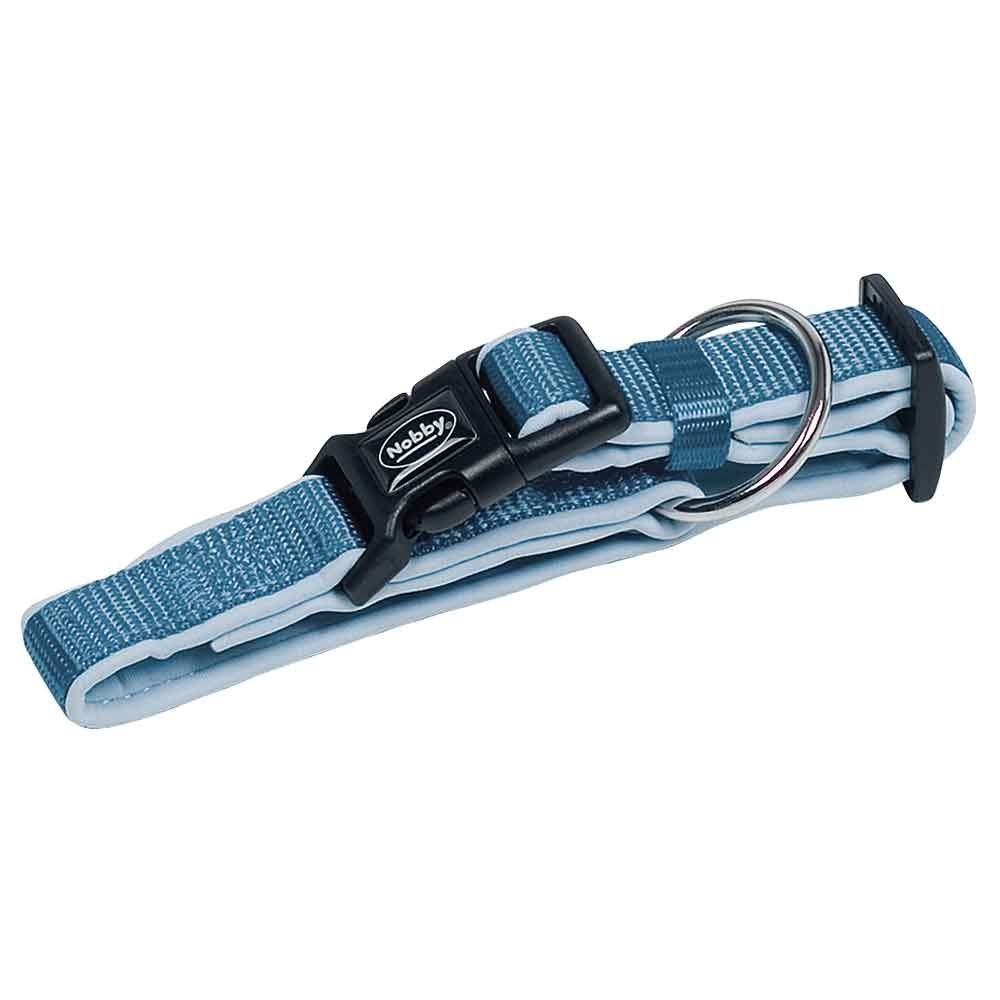  Hellblaues Hundehalsband mit schwarzer Kunststoffschnalle und Metall-D-Ring; glatte Oberfläche, Markenschriftzug auf der Schnalle.