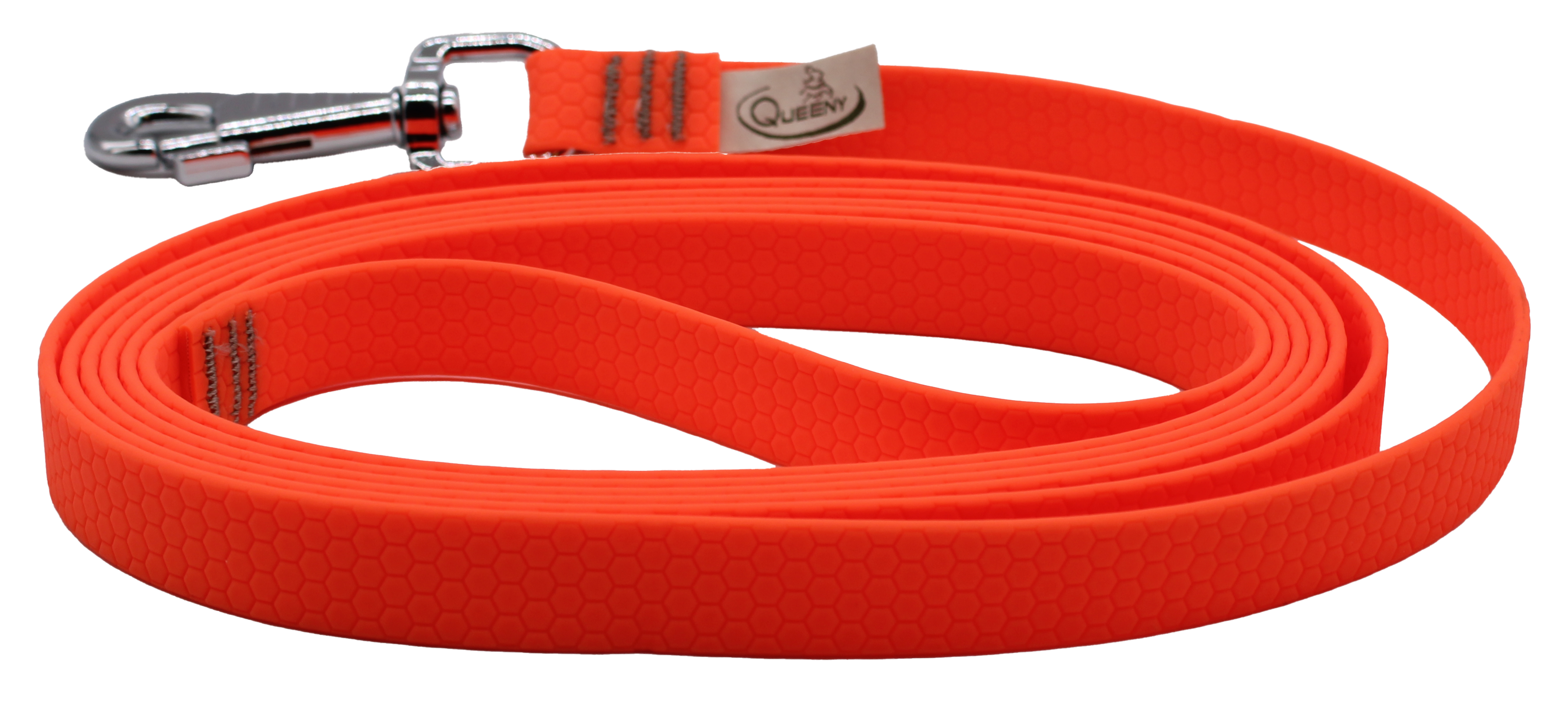 Hundeleine in Neonorange mit strukturierter Oberfläche, Metallkarabiner am Ende und kleinem Label nahe dem Verschluss.
