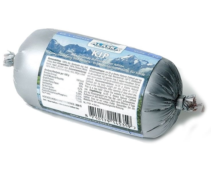 Eine kleine Frostfleischrolle mit blauem Etikett und der Aufschrift „Kip“. Verpackt in einem grauen Kunstdarm. Die Füllung ist nicht sichtbar.
