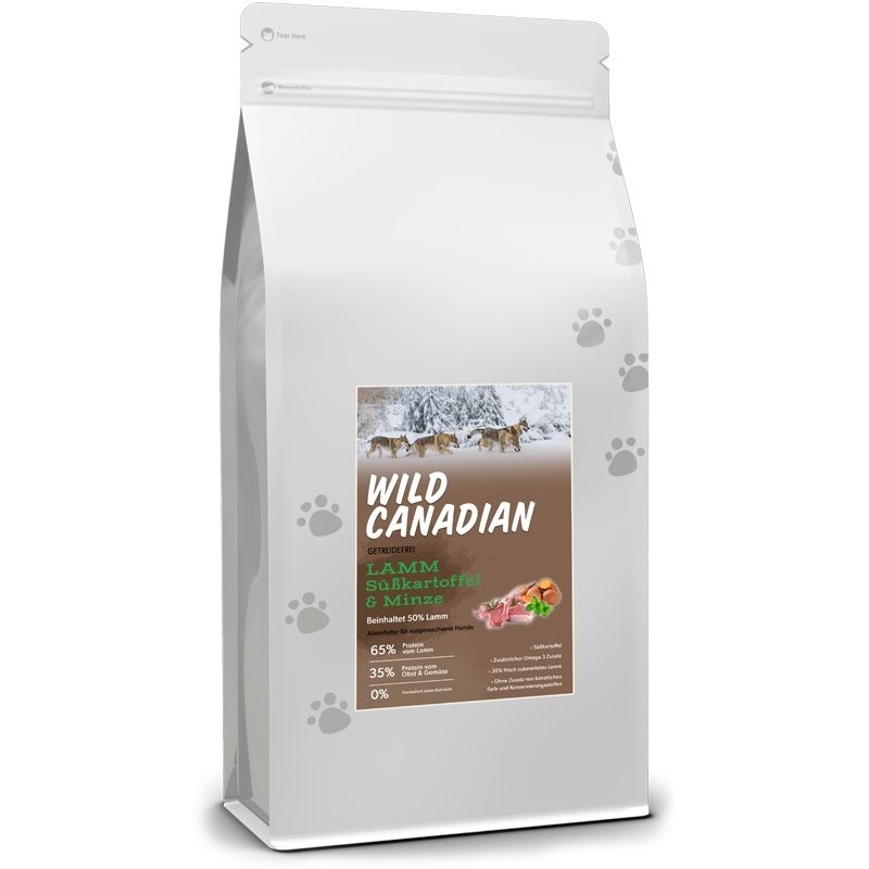 Ein weißer Beutel mit Pfotenabdrücken und Etikett „Wild Canadian Lamm Süßkartoffel & Minze“. Darauf ein Foto mit Wölfen im Schnee und Zutatenabbildung.