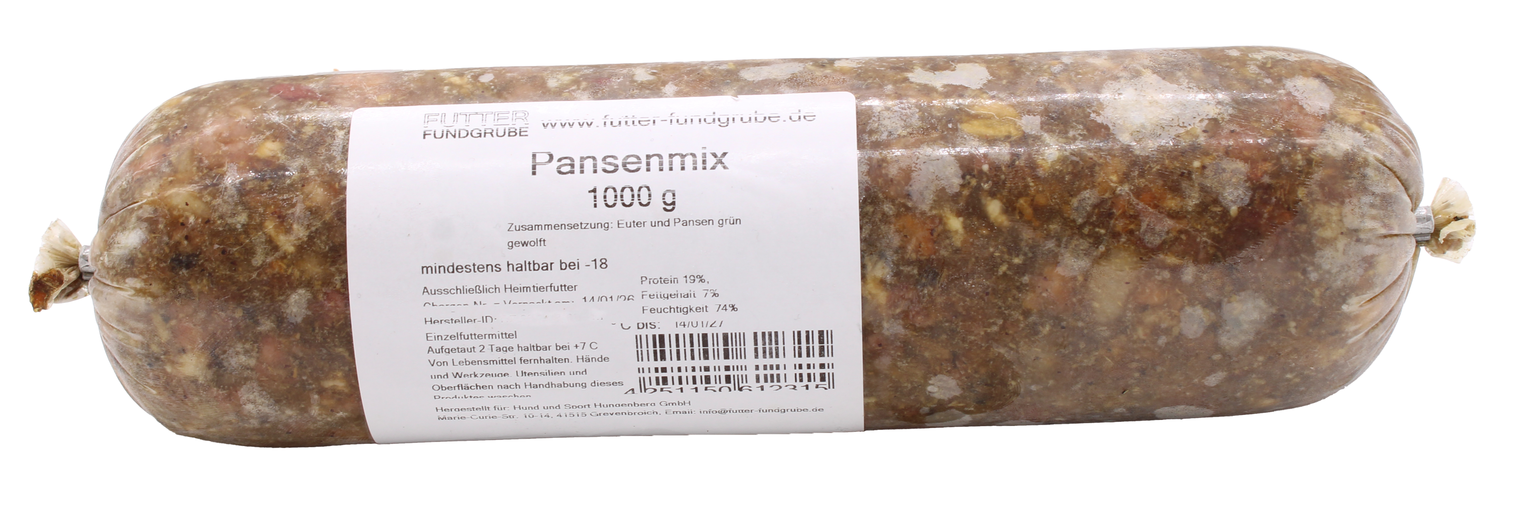 Eine Frostfleischrolle mit weißem Etikett und der Aufschrift „Pansenmix“. Verpackt in einem nicht essbaren Kunstdarm. Die Füllung ist grob gewolft, braun mit hellen, dunklen und grünlichen Stücken.