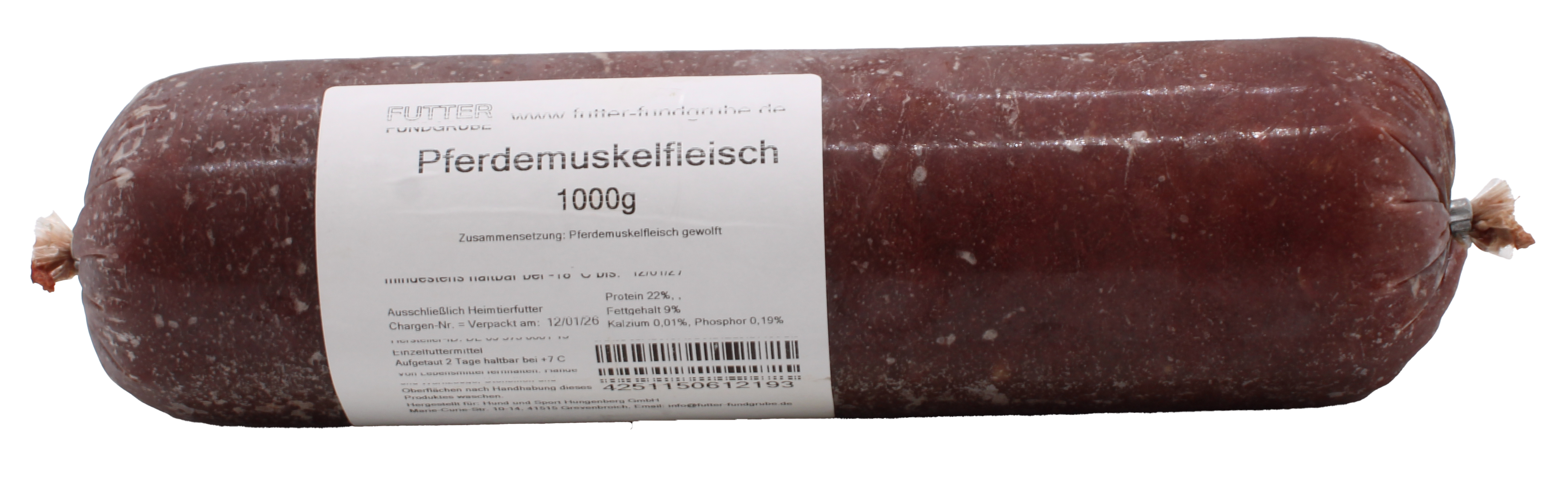 Eine Frostfleischrolle ohne Etikett in durchsichtigem Kunstdarm. Die Füllung ist fein gewolft, gleichmäßig strukturiert und zeigt eine dunkelrotbraune Farbe mit wenigen helleren Fleischanteilen.