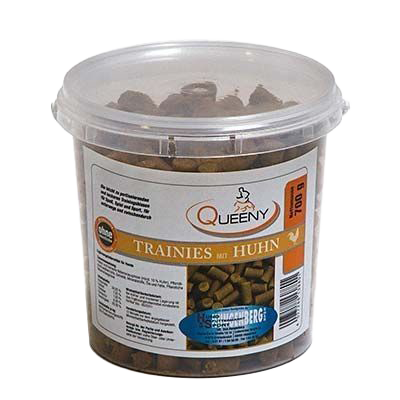 Ein transparenter Kunststoffbecher mit braunen Hundesnacks in Pelletform. Auf dem weißen Etikett steht „Queeny Trainies mit Huhn“.