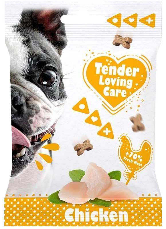 Verpackung für Hundesnacks mit Hundegesicht, Hähnchenstücken, grünen Blättern und kleinen Knochen-Leckerlis als Dekoration.