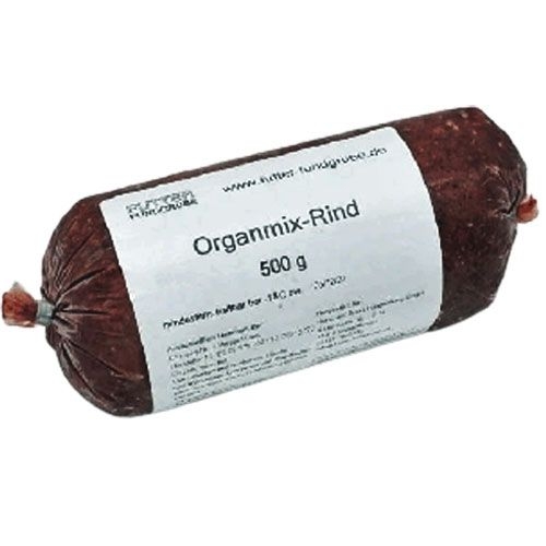 Eine Frostfleischrolle mit weißem Etikett und der Aufschrift „Organmix-Rind“. Verpackt in einem nicht essbaren Kunstdarm. Die Füllung ist fein gewolft und dunkelrot mit hellen Einsprengseln.
