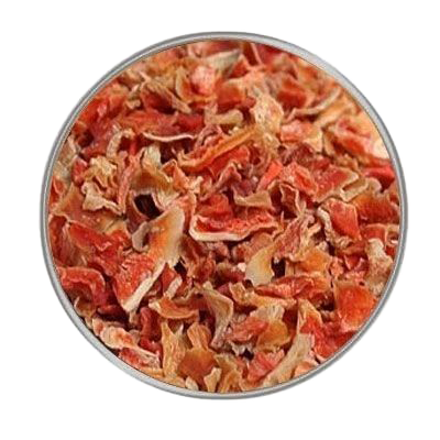 Ein Kreis mit grob geschnittenen, getrockneten Karottenstücken in hellem bis kräftigem Orange. Die Oberfläche wirkt unregelmäßig und leicht gewellt.