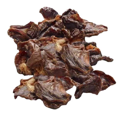 Ein Haufen unregelmäßig flacher, gedrehter Hühnermägen in dunklem Rotbraun mit matt glänzender Oberfläche und teils hellen, faserigen Rändern und natürlichen Einschnitten.