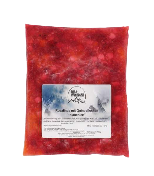 Ein flacher, transparenter Kunststoffbeutel mit weißem Etikett und der Aufschrift „Rosalinde mit Quinoaﬂocken“. Der Inhalt ist rot bis rötlich-orange mit kleinen hellen Einschlüssen und wirkt weich-püriert.