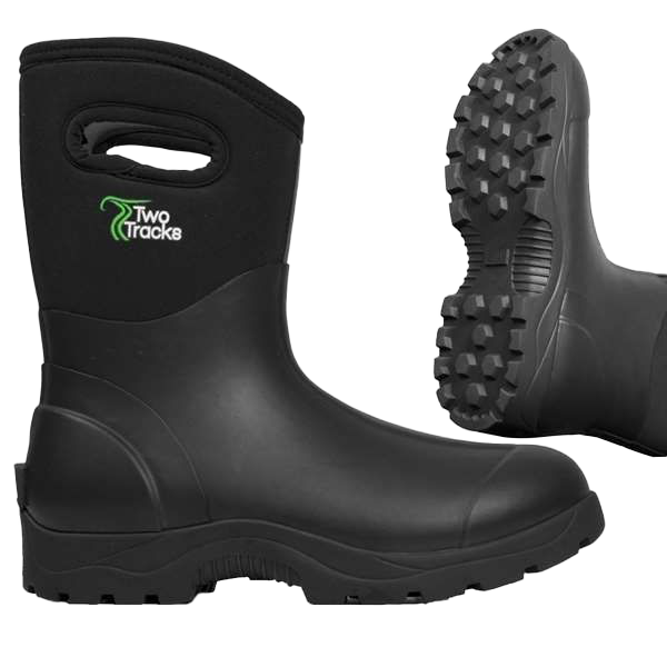 Zwei schwarze Gummistiefel mit robuster Profilsohle. Der obere Teil besteht aus flexiblem Stoff mit Grifföffnung und grün-weißem „Two Tracks“-Logo. Einer zeigt die Sohle