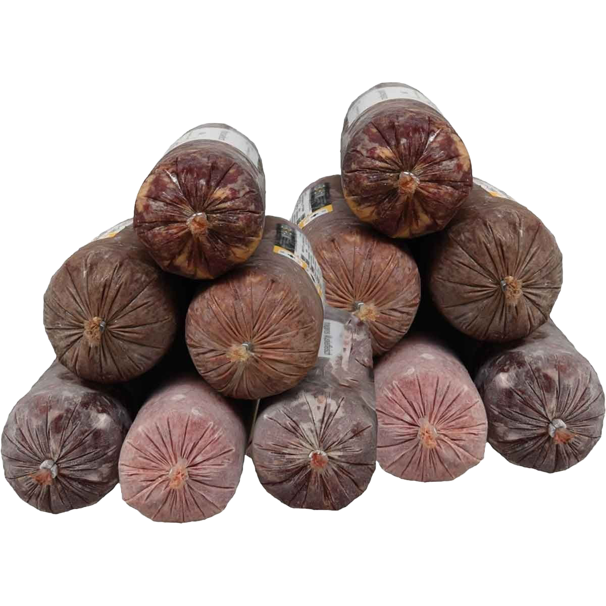 Eine Pyramide aus Frostfleischrollen mit weißem Etikett. Verpackt in rundem, nicht essbarem Kunstdarm. Die Oberfläche zeigt grau-rötliche bis bräunliche Frostverfärbungen.