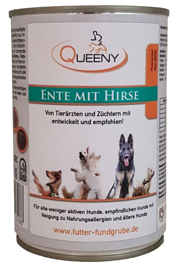 Eine silberfarbene Futterdose mit weißem Etikett. Aufschrift „ENTE MIT HIRSE“ in Türkis. Unten sind fünf verschiedene Hunderassen abgebildet, darüber ein Text in Schwarz.