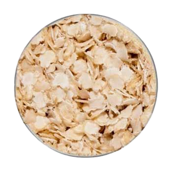 Rundes Fenster mit hellbeigen Quinoaflocken, flach und unregelmäßig geformt, mit trockener, flockiger Struktur auf hellem Hintergrund.