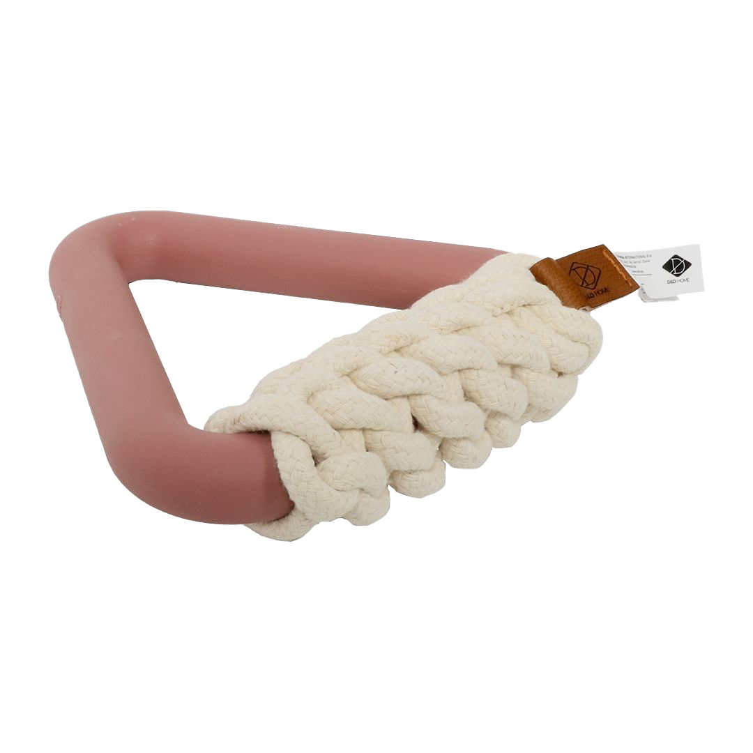 Cremefarbenes Hundespielzeug aus geflochtenem Seil, das um ein dreieckiges, rosafarbenes Gummielement gewickelt ist; strukturiertes Seil, kleines Etikett oben.