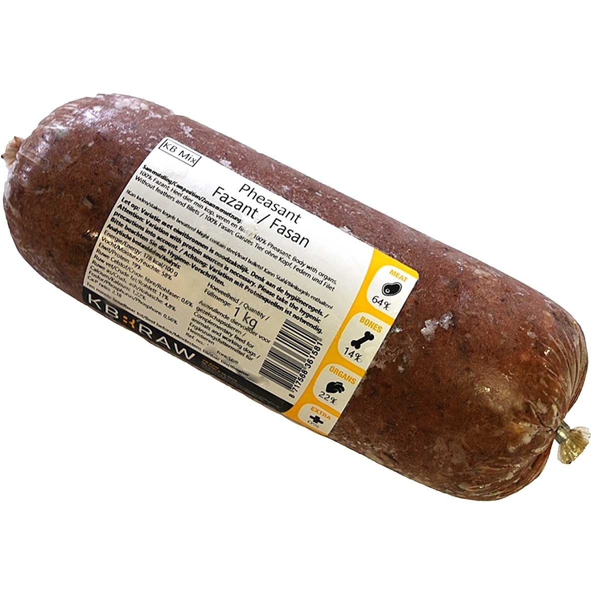 Eine Frostfleischrolle mit weißem Etikett und der Aufschrift „Pheasant / Fazant / Fasan“. Verpackt in einem nicht essbaren Kunstdarm. Die Füllung ist dunkelrotbraun und fein gewolft.