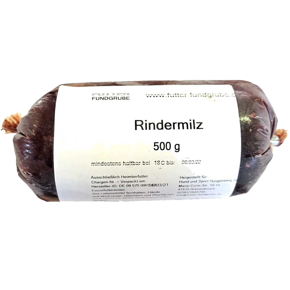 Eine Frostfleischrolle mit weißem Etikett und der Aufschrift „Rindermilz“. Verpackt in einem nicht essbaren Kunstdarm. Die Füllung ist fein gewolft und tiefdunkelbraun.